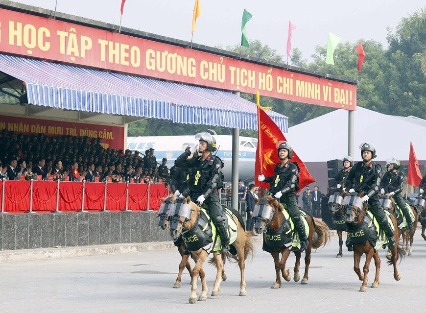 Được biết, các đối tác Mông Cổ đã hỗ trợ ngựa thuần chủng, khỏe mạnh, cử chuyên gia sang đào tạo, huấn luyện, góp phần đặt những viên gạch đầu tiên trong việc xây dựng lực lượng Cảnh sát cơ động Kỵ binh. Ảnh: TTXVN