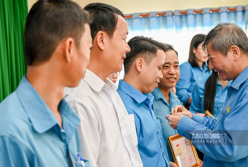 Phó Chủ tịch thường trực Tổng LĐLĐ Việt Nam Trần Thanh Hải trao huy hiệu Lao động sáng tạo cho các cá nhân. Ảnh: Đạt Phan