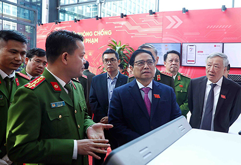 Đại tá Vũ Văn Tấn trong buổi giới thiệu với Thủ tướng Phạm Minh Chính về các sản phẩm công nghệ xuất phát từ Đề án 06. Ảnh: C06