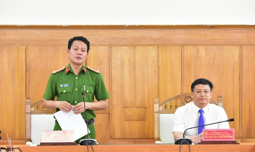 Đại tá Vũ Văn Tấn (trái) vừa có chia sẻ về việc định danh số nhà. Ảnh: C06