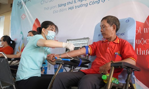 Người lao động tham gia hiến máu tình nguyện. Ảnh: Phương Ngân