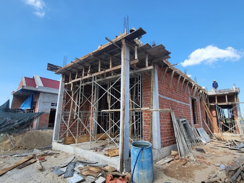 Hiện có khoảng 30 hộ dân xây dựng nhà cửa trong Khu tái định cư Đồng Bà Thơi, xã Nghĩa Kỳ, huyện Tư Nghĩa. Ảnh: Ngọc Viên