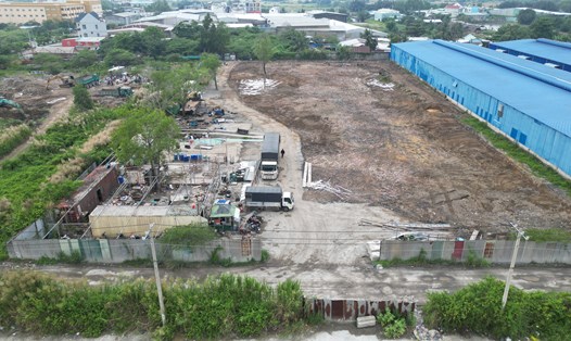 Khu đất 10.000 m2 trên đường Phạm Hùng, huyện Nhà Bè được Công ty Thành Bưởi thuê làm bãi đỗ xe. Ảnh: Hữu Chánh