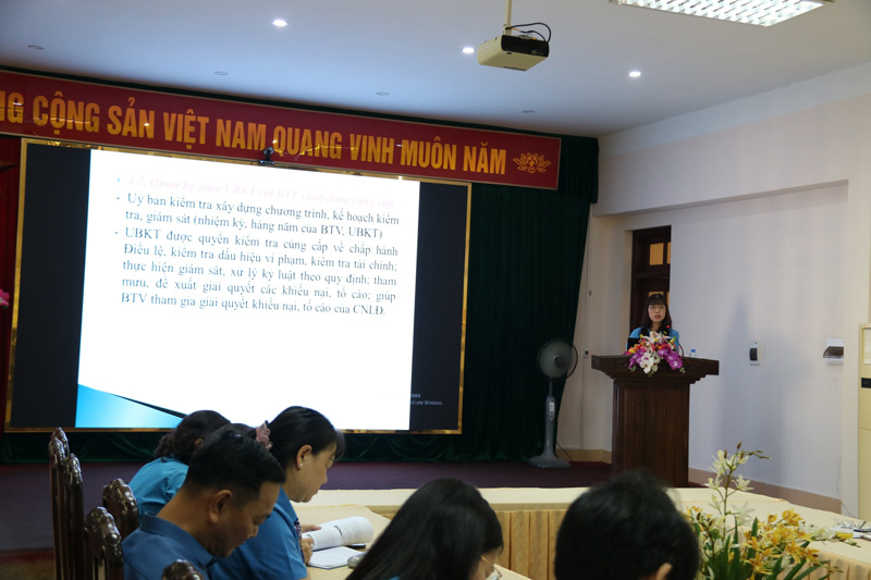 Bà Lê Bích Thủy - Ủy viên UBKT Tổng Liên đoàn trao đổi tại hội nghị. Ảnh: Bá Mạnh