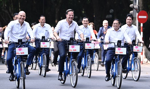 Thủ tướng Chính phủ Phạm Minh Chính và Thủ tướng Hà Lan Mark Rutte đạp xe trên đường phố Hà Nội. Ảnh: Hải Nguyễn