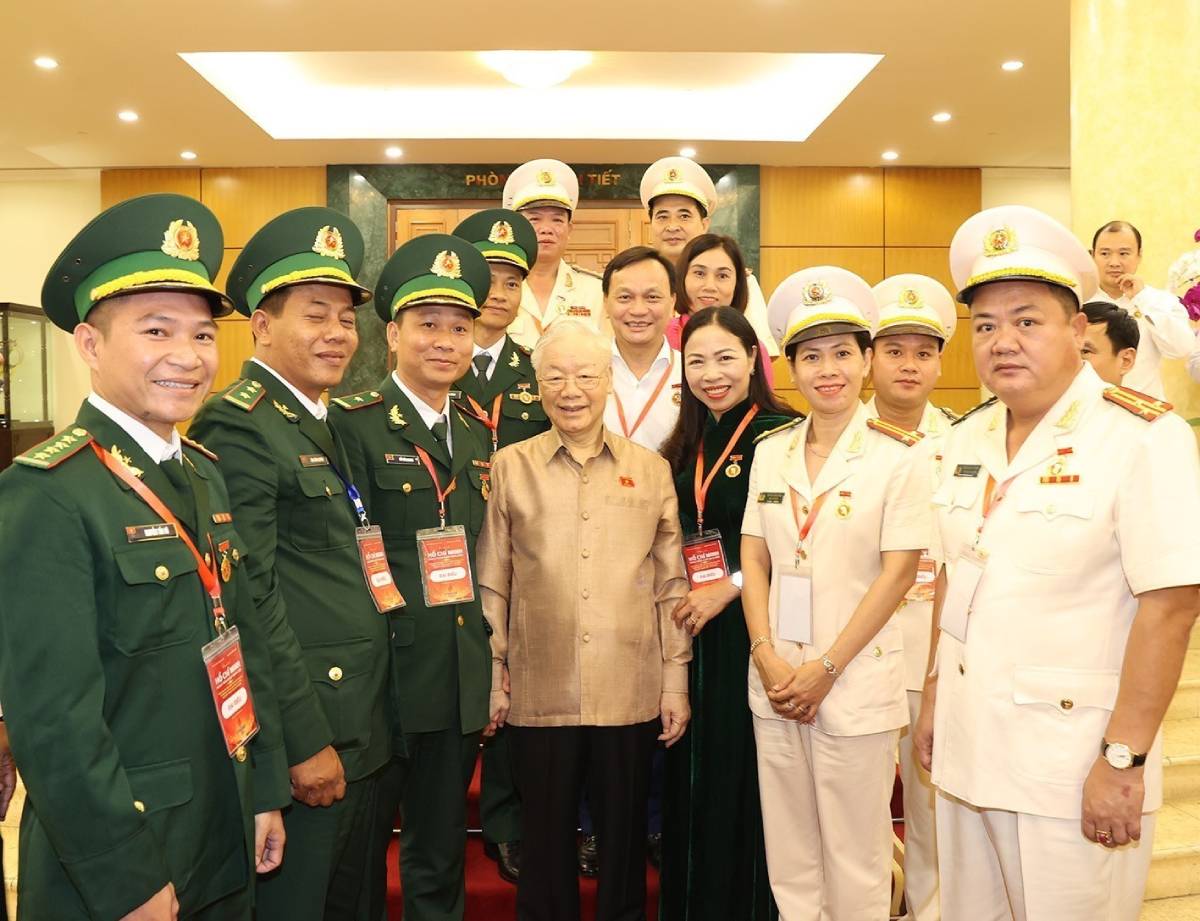 Tổng Bí thư Nguyễn Phú Trọng gặp các đại biểu sáng 2.11. Ảnh: TTXVN