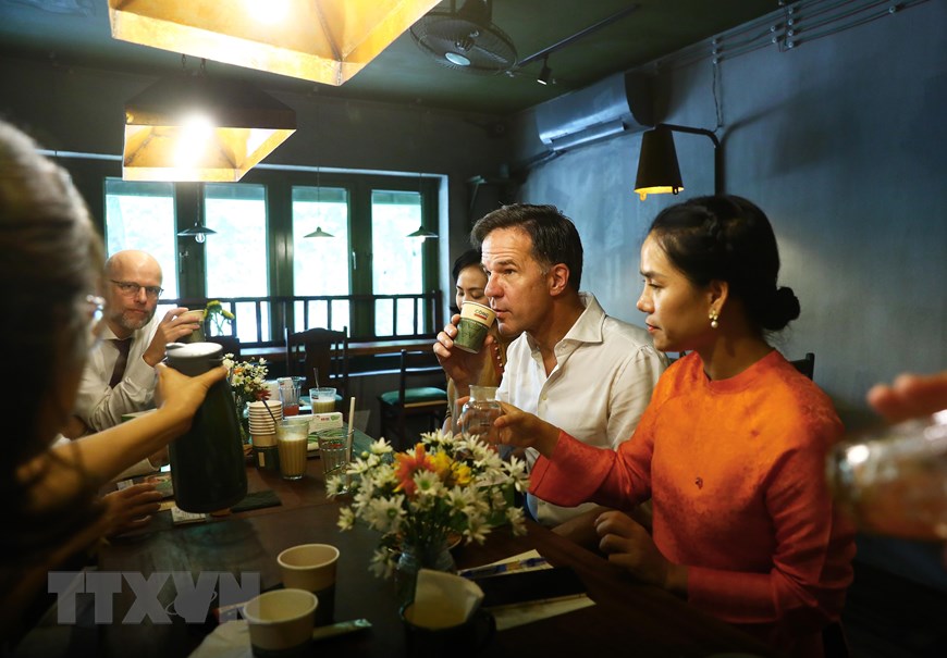 Thủ tướng Hà Lan Mark Rutte uống trà trong cuộc trò chuyện với những người bạn tại Hà Nội. Ảnh: TTXVN