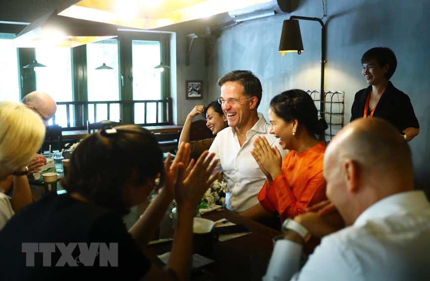 Thủ tướng Hà Lan Mark Rutte vui vẻ trò chuyện với những người bạn Việt Nam. Ảnh: TTXVN