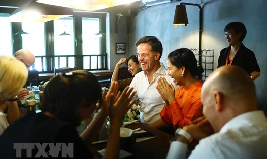 Thủ tướng Hà Lan Mark Rutte vui vẻ trò chuyện với những người bạn Việt Nam. Ảnh: TTXVN