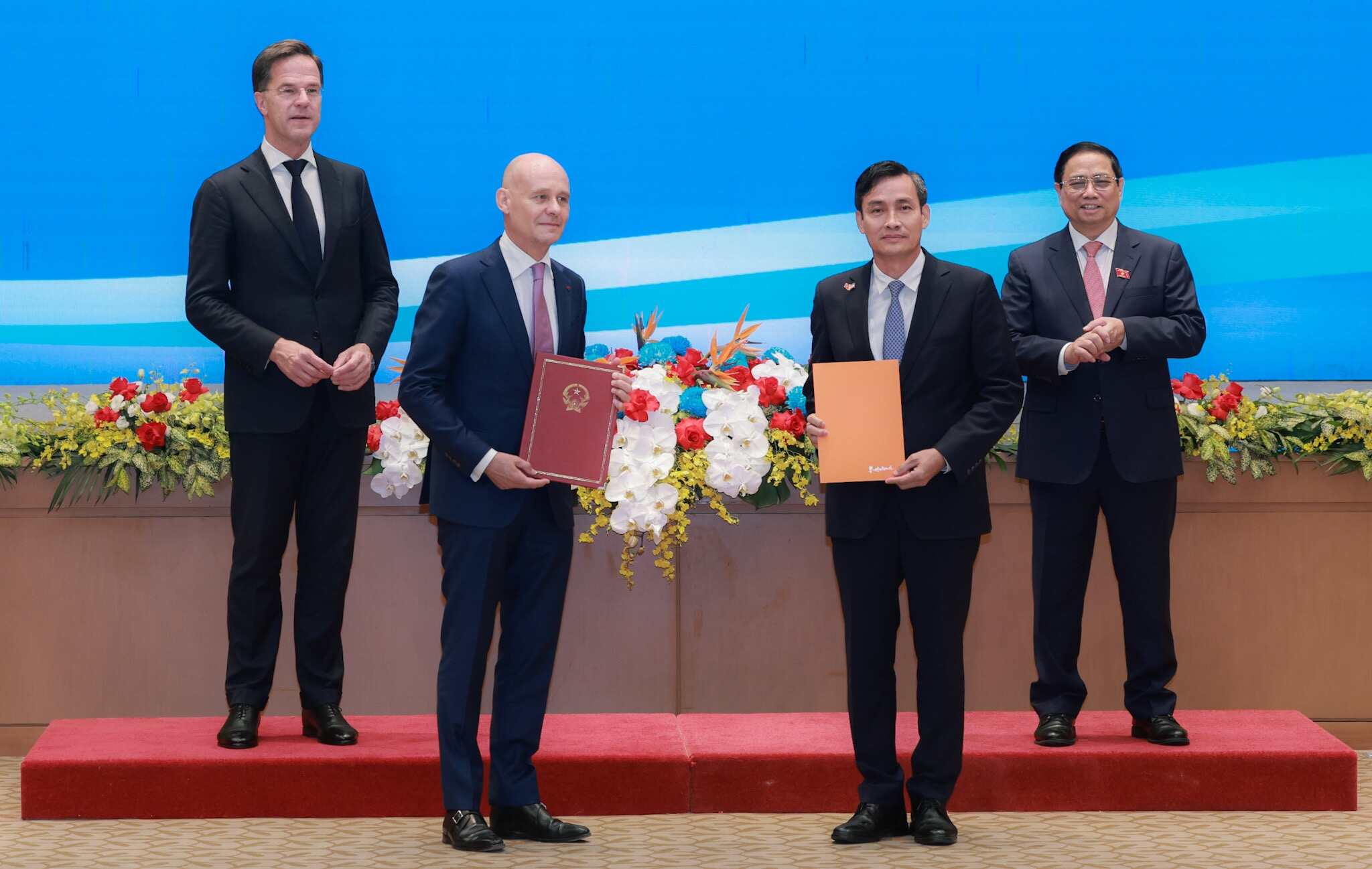 Thứ trưởng Bộ Tài nguyên và Môi trường Trần Quý Kiên và Đại sứ Hà Lan tại Việt Nam Kees van Baar trao Ý định thư về hợp tác thăm dò và khai thác bền vững các khoáng sản quan trọng. Ảnh: VGP