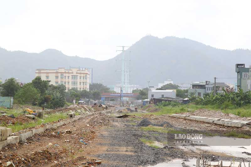   UBND thành phố ấn định mốc thời gian hoàn thành vào tháng 6.2023 nhưng đến nay chỉ có đoạn nút giao Ngã Ba Huế hoàn thành, 2 giai đoạn còn lại vẫn còn dở dang.  