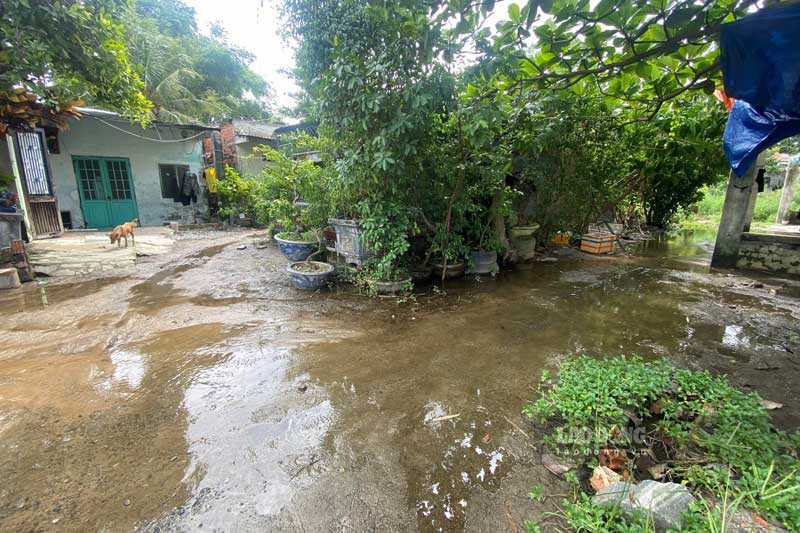   Chưa thể di dời cũng không được sửa chữa nhà cửa, khiến 19 hộ dân (đoạn từ Hồ Tùng Mậu đến đường sắt) phải sống “khổ” trong vùng quy hoạch của dự án do chưa chấp nhận chính sách đền bù.  