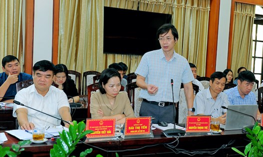 Đại diện lãnh đạo Sở Tài chính báo cáo tại phiên họp. Ảnh: Cổng TTĐT tỉnh Hải Dương