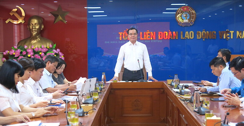 Chủ tịch Tổng LĐLĐVN Nguyễn Đình Khang phát biểu chỉ đạo tại hội nghị. Ảnh: Hà Anh