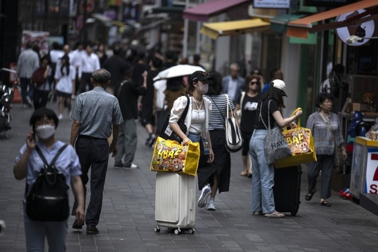 Nhiều du khách đến Hàn Quốc để mua mỹ phẩm trang điểm, làm đẹp. Ảnh: Korea Times