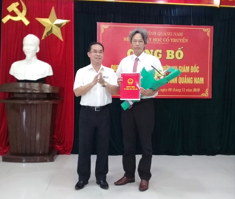 Ông Ngô Ngọc Toàn (bên phải) được bổ nhiệm chức vụ Giám đốc Bệnh viện YHCT Quảng Nam tháng 11.2019. Ảnh Hoàng Bin. 