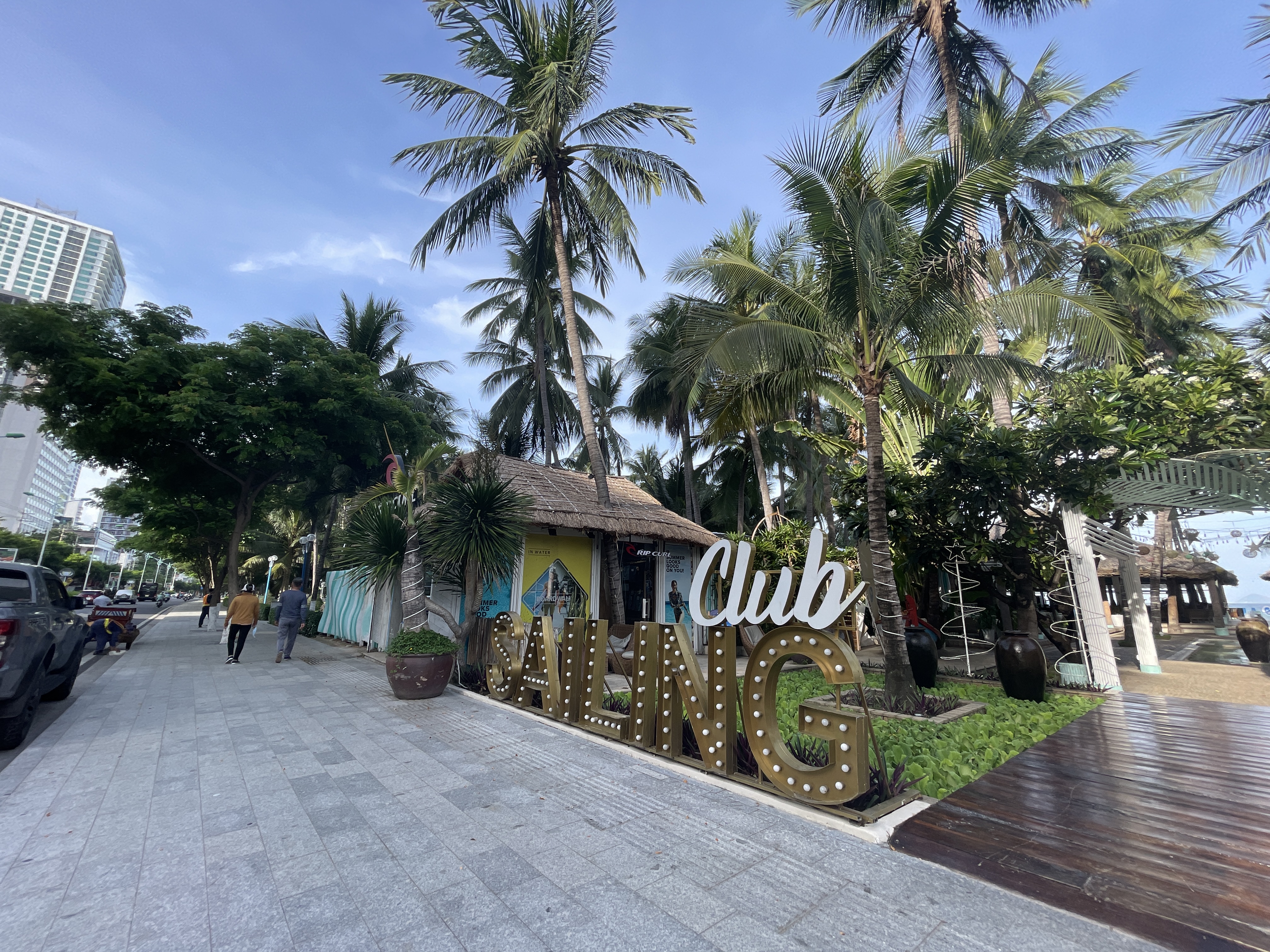 Nhà hàng Sailing Club đã được gia hạn sử dụng đất thêm 2 tháng. Ảnh: Hữu Long