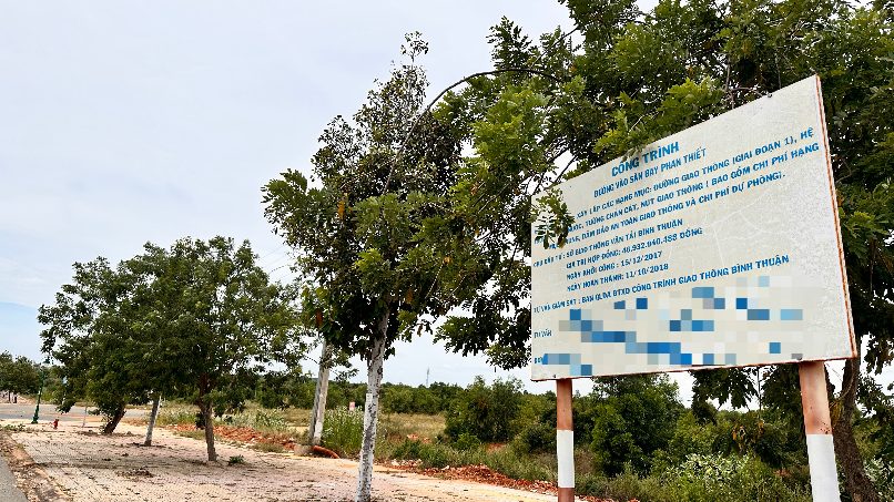 Bảng công trình Đường vào Sân bay Phan Thiết được đặt trong lề đường Võ Nguyên Giáp. Ảnh: Duy Tuấn