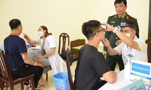 Khám sức khoẻ cho công dân nhập nghĩa vụ quân sự. Ảnh: Nguyễn Ly 