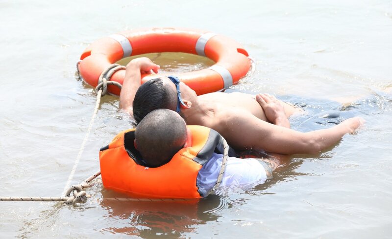 Tập huấn cứu nạn người bị đuối nước. Ảnh: Minh Đức