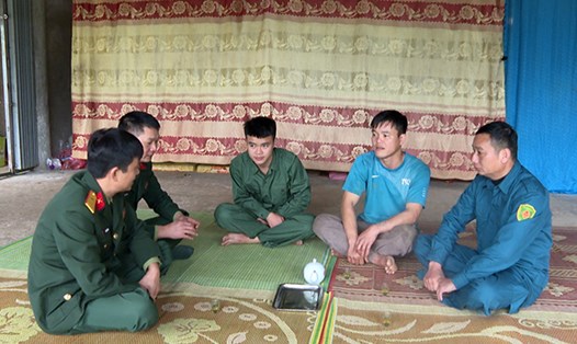 Hội đồng Nghĩa vụ quân sự của tỉnh Yên Bái thăm hỏi động viên các thanh niên trước ngày lên đường nhập ngũ. Ảnh: Hoài Văn