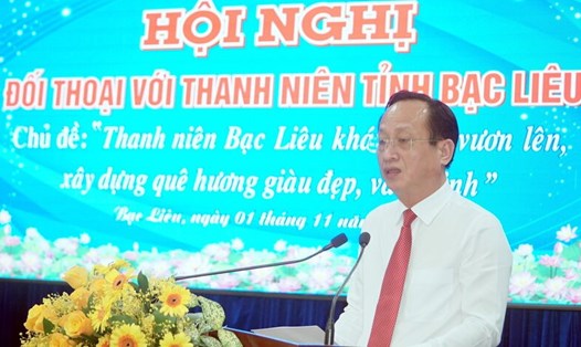 Chủ tịch UBND tỉnh Bạc Liêu Phạm Văn Thiều đối thoại với thanh niên.Ảnh: Nhật Hồ
