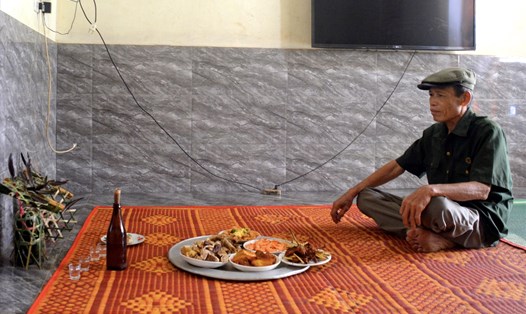 Ông Lô Văn Đức - bản Đồng Kho – Đồng Thờ xã Nghĩa Dũng huyện Tân Kỳ (Nghệ An) làm mâm cơm cho ông bà tổ tiên dịp lễ Làu Khà. Ảnh: Hà Thủy