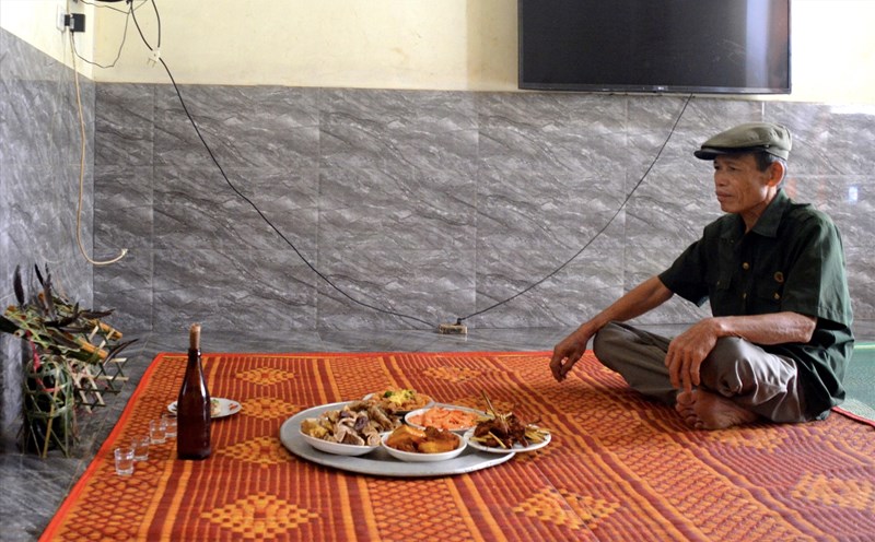 Ông Lô Văn Đức - bản Đồng Kho – Đồng Thờ xã Nghĩa Dũng huyện Tân Kỳ (Nghệ An) làm mâm cơm cho ông bà tổ tiên dịp lễ Làu Khà. Ảnh: Hà Thủy