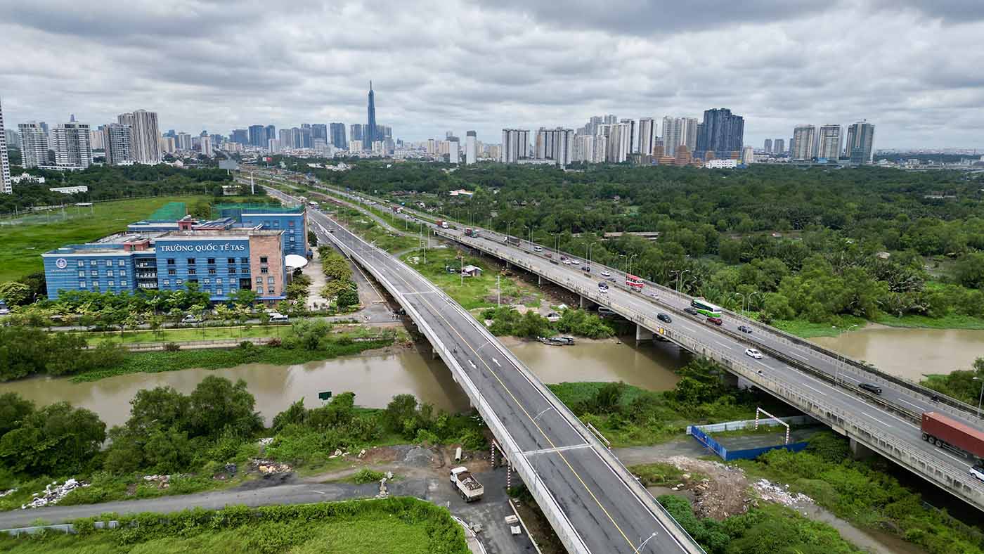 Hơn 3km đường song hành cao tốc TPHCM – Long Thành – Dầu Giây được thông xe, giúp giảm ùn tắc tại khu vực nút giao An Phú (thành phố Thủ Đức).