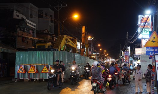 Lô cốt trên đường Nguyễn Duy Trinh chiếm phần lớn diện tích mặt đường, tối 2.11. Ảnh: Hữu Chánh