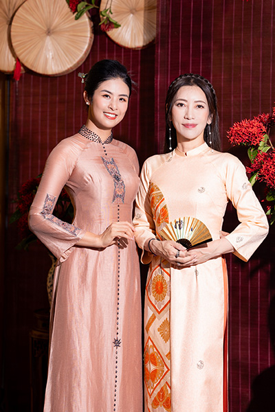 Hoa hậu Ngọc Hân cùng bà Suzuko Knapper - phu nhân Đại sứ Mỹ tại Việt Nam trong trang phục áo dài. Ảnh: Nhân vật cung cấp