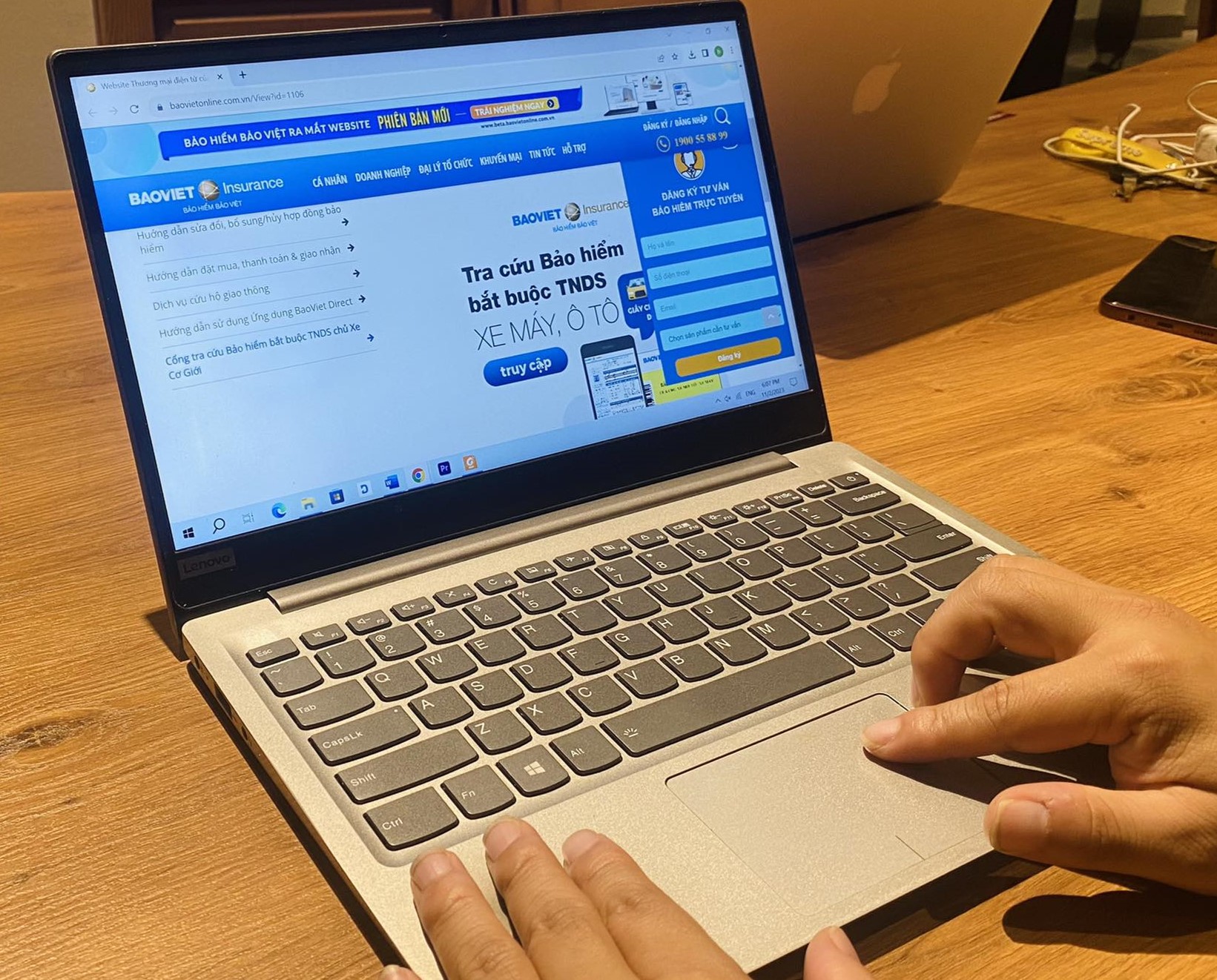 Tra cứu bảo hiểm xe máy online. Ảnh: Xuyên Đông