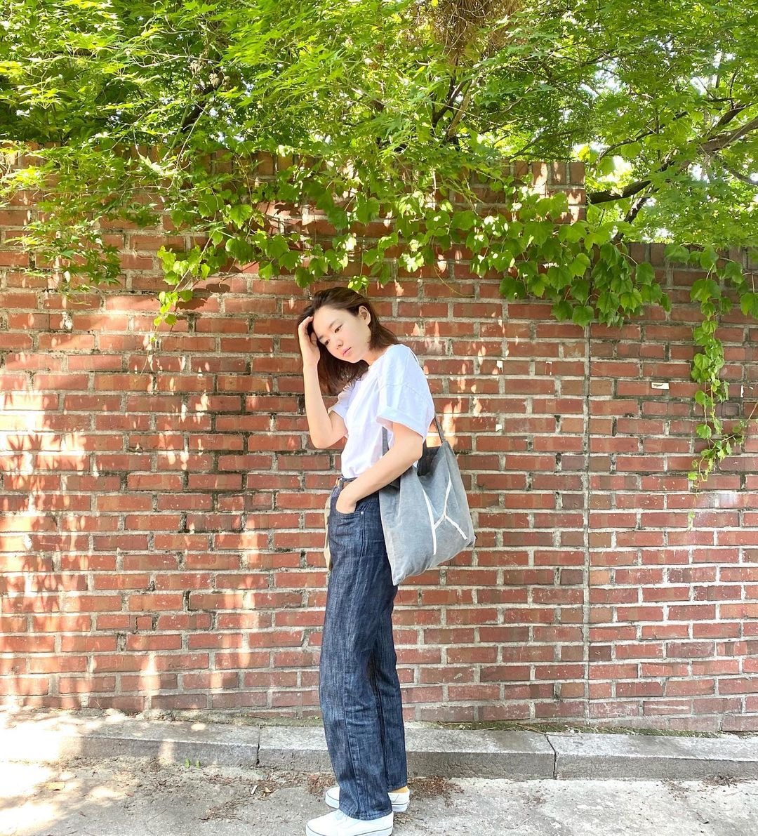 Đời thường, Ahn Eun Jin yêu thích diện áo phông, quần jeans kết hợp cùng giày thể thao.