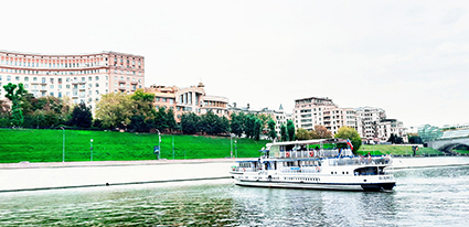 Đi tàu trên sông Moskva. Ảnh: Nguyễn Văn Tố