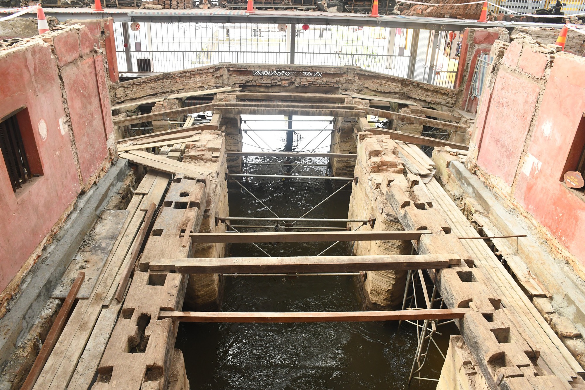 Chùa Cầu đã hạ giải toàn bộ để trùng tu, tôn tạo. Ảnh: Bộ VHTTDL