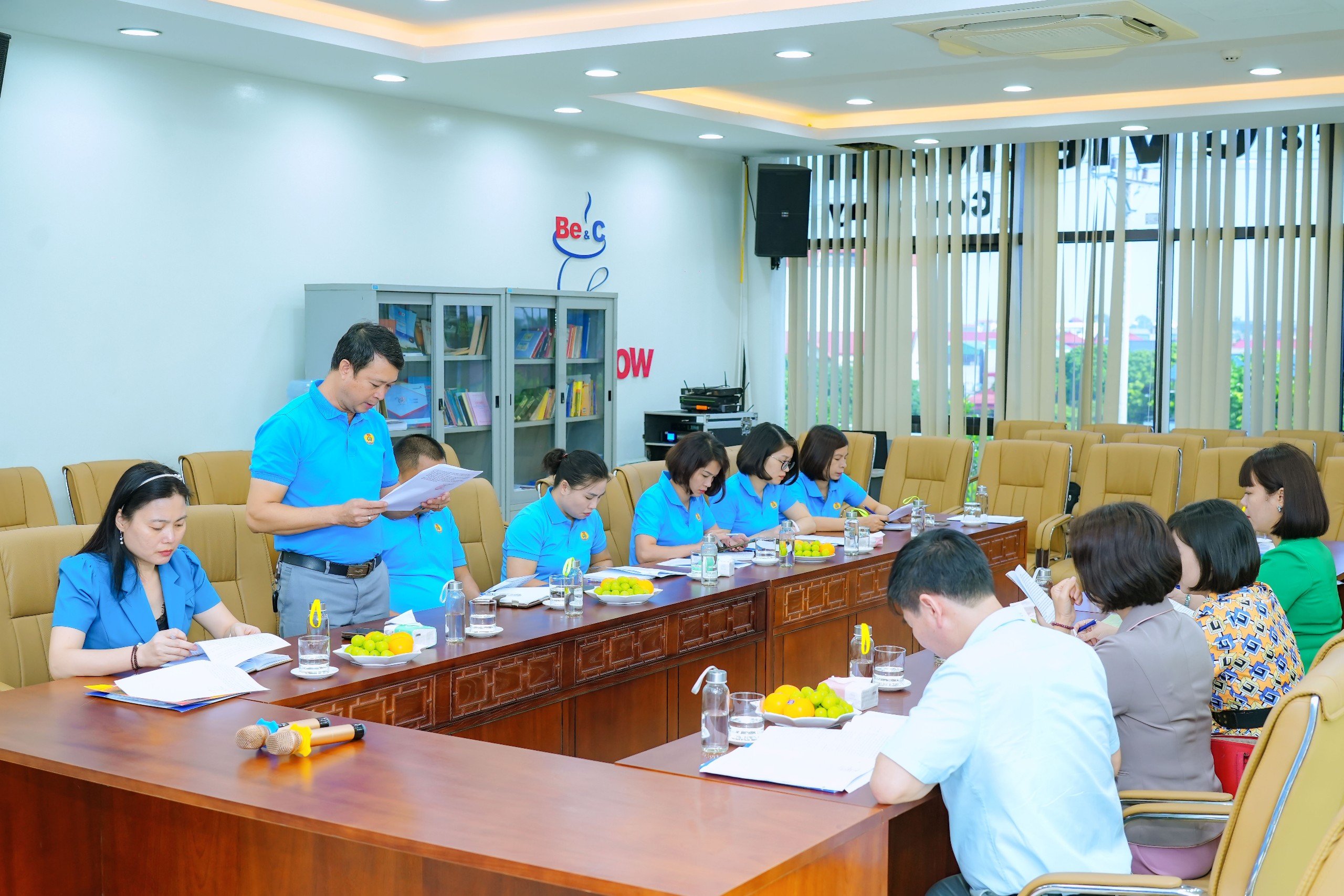 Liên đoàn Lao động huyện Gia Lâm kiểm tra, giám sát đợt 2 tại các Công đoàn cơ sở. Ảnh: CĐCS