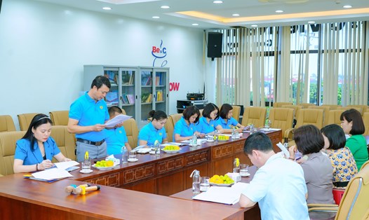Liên đoàn Lao động huyện Gia Lâm kiểm tra, giám sát đợt 2 tại các Công đoàn cơ sở. Ảnh: CĐCS