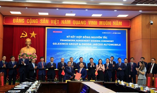 Lãnh đạo tỉnh Thái Bình và các đại biểu chứng kiến ký kết Hợp đồng nguyên tắc giữa Tập đoàn Geleximco và Công ty TNHH Ôtô Omoda & Jaecoo. Ảnh: Cổng TTĐT tỉnh Thái Bình