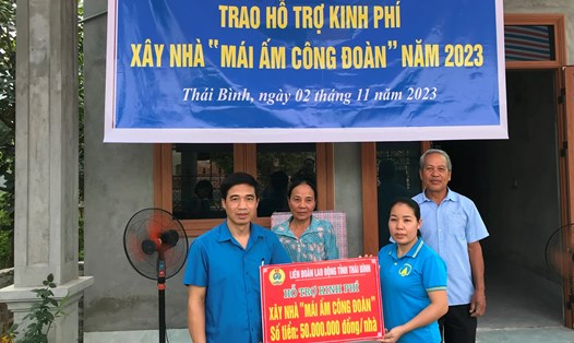 Ông Đào Xuân Tuấn - Chánh văn phòng LĐLĐ tỉnh Thái Bình trao kinh phí hỗ trợ xây nhà cho đoàn viên Nguyễn Thị Hiên. Ảnh: Bá Mạnh