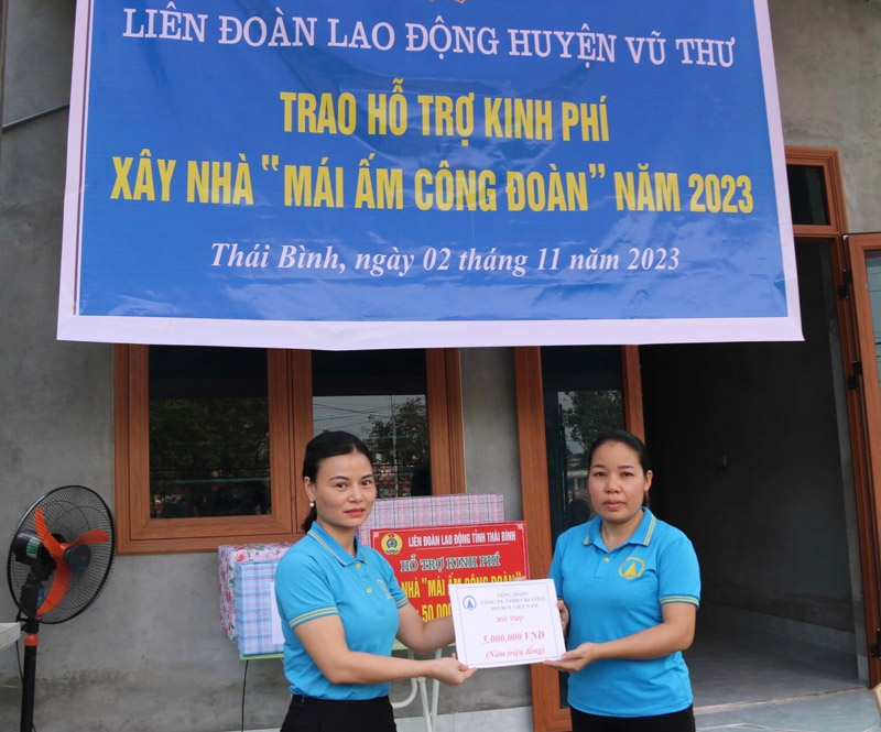 Ông Đào Xuân Tuấn - Chánh văn phòng LĐLĐ tỉnh trao kinh phí hỗ trợ xây nhà cho đoàn viên Nguyễn Thị Hiên. Ành Bá Mạnh