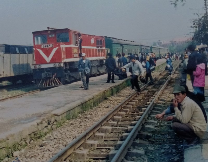 Vào thời điểm trước năm 2014, tuyến đường sắt Hà Nội - Lào Cai là tuyến đường duy nhất vì quốc lộ 70 chật hẹp, quanh co. Ảnh: Ga Yên Bái