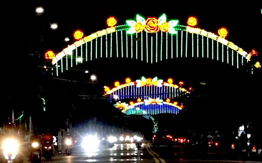 Hệ thống đèn màu trang trí được thành phố đầu tư lắp đặt trên nhiều tuyến đường giúp đô thị Sa Đéc thêm lung linh về đêm. Ảnh: Thanh Thanh