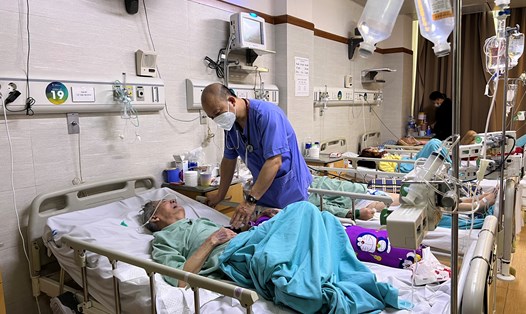 Bác sĩ chăm sóc cho bệnh nhân người cao tuổi tại cơ sở y tế. Ảnh: Thùy Linh