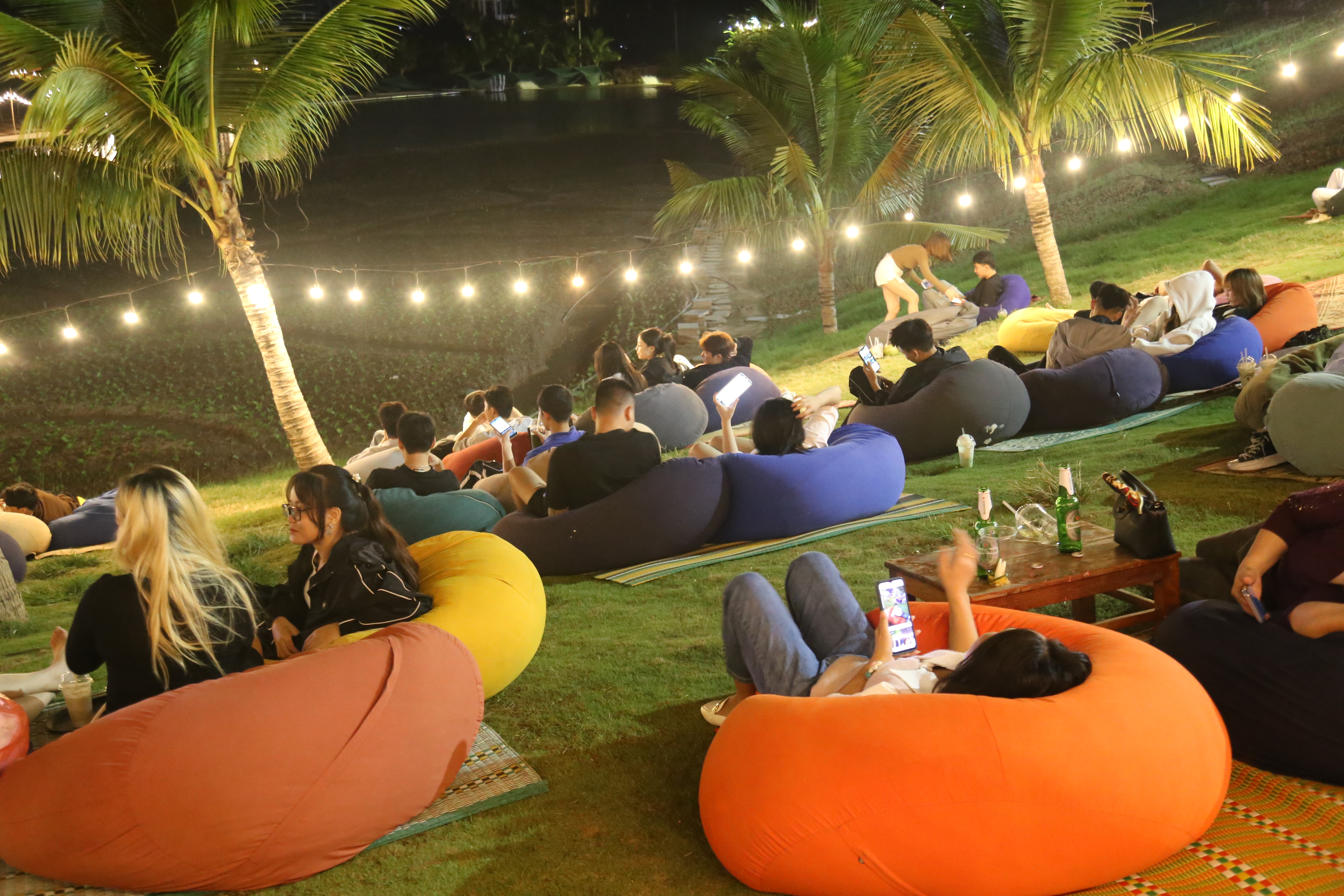 Quán cafe 24h với không gian mở đã thu hút đông đảo các bạn trẻ. Ảnh: Thùy Dung