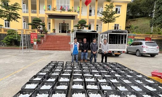 Các đối tượng cùng hàng nghìn quả trứng vịt nhập lậu vào Việt Nam. Ảnh: Bộ đội Biên phòng Cao Bằng