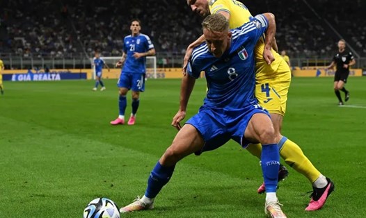 Đội tuyển Italy (áo xanh) và Ukraine đang cùng có 13 điểm sau 7 trận. Ảnh: UEFA