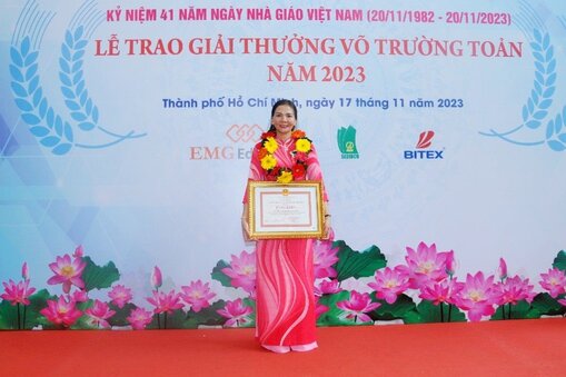 Cô Nguyễn Thị Kim Phượng nhận Giải thưởng Võ Trường Toản năm 2023. Ảnh: NVCC