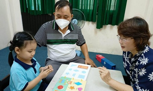 Cô Võ Thị Tuyết là một trong những thầy cô hết lòng đồng hành cùng trẻ khuyết tật. Ảnh: NVCC