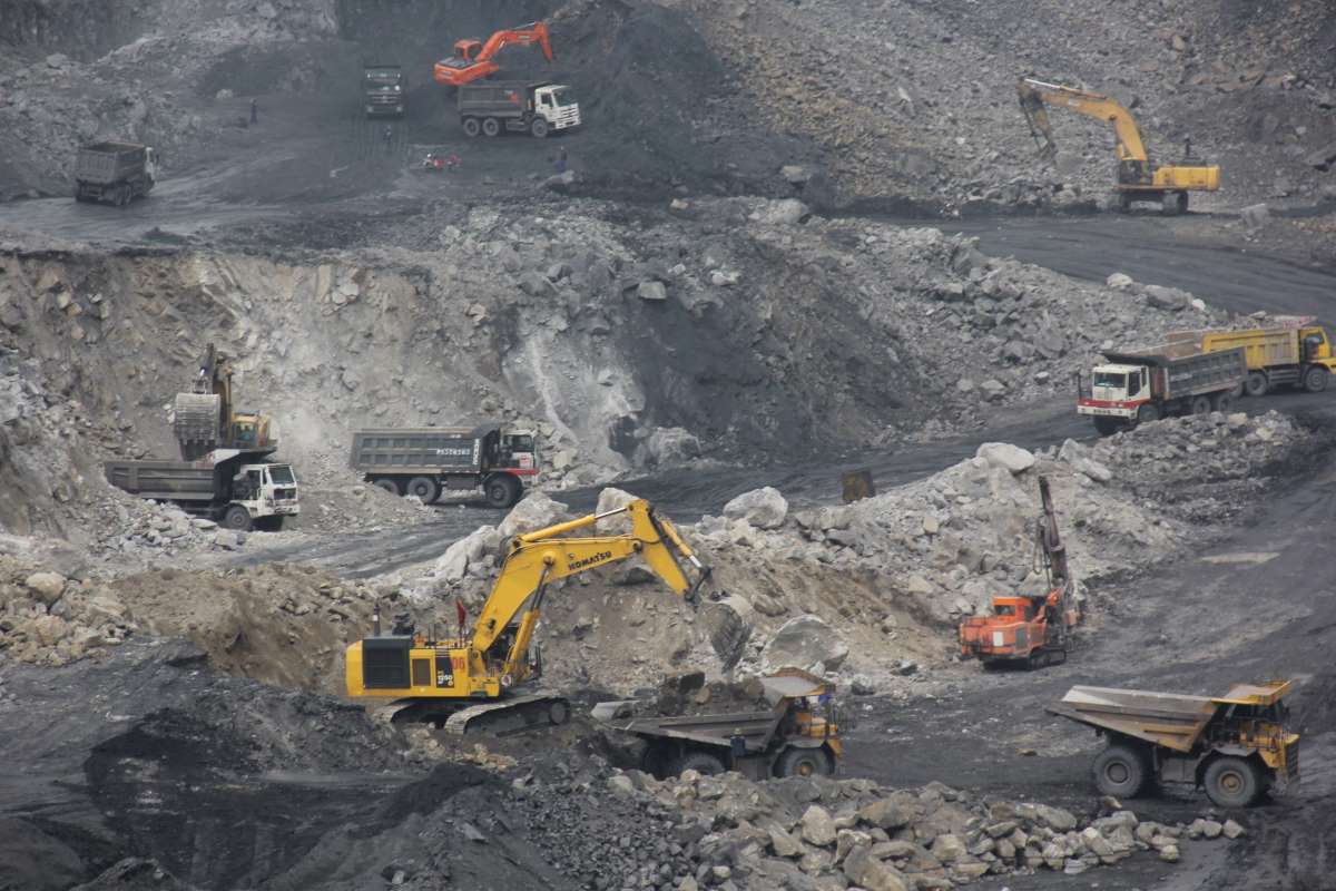 Khai thác than lộ thiên ở Công ty CP Than Hà Tu, TP Hạ Long. Ảnh: Nguyễn Hùng