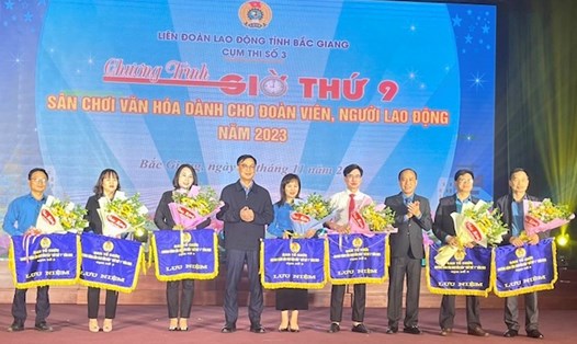 Lãnh đạo Liên đoàn Lao động tỉnh trao cờ Lưu niệm cho các đội thi "Giờ thứ 9". Ảnh: Hà Huy Giáp